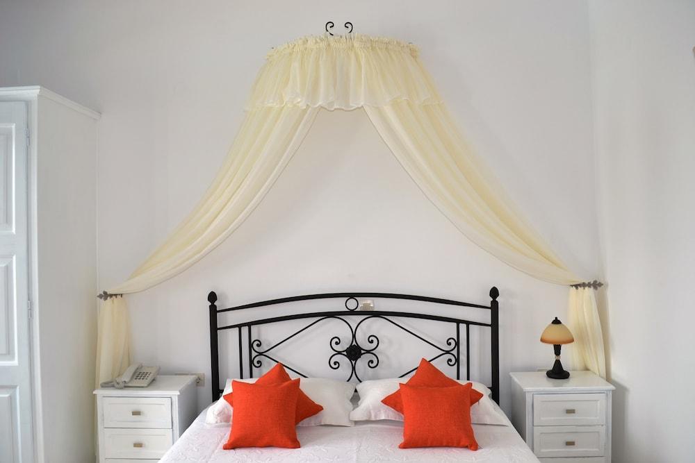 Anthonas Apartments 3*